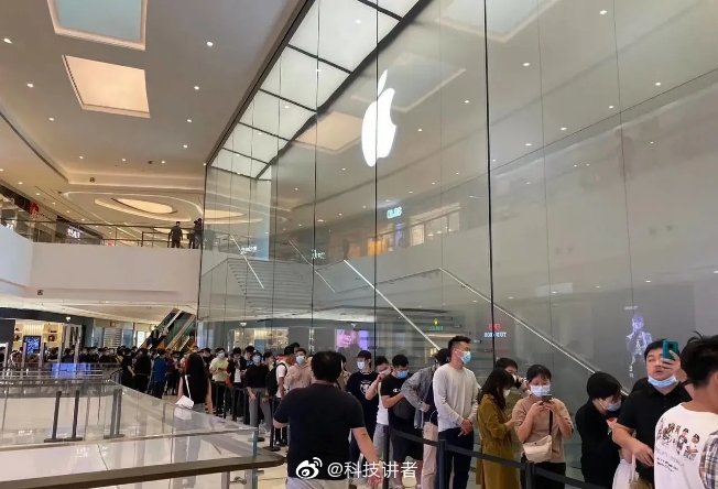 蘋果開賣新機,在中國各地引發搶購潮。 圖:翻攝自微博 蘋果開賣新機,在中國各地引發搶購潮。 圖:翻攝自微博