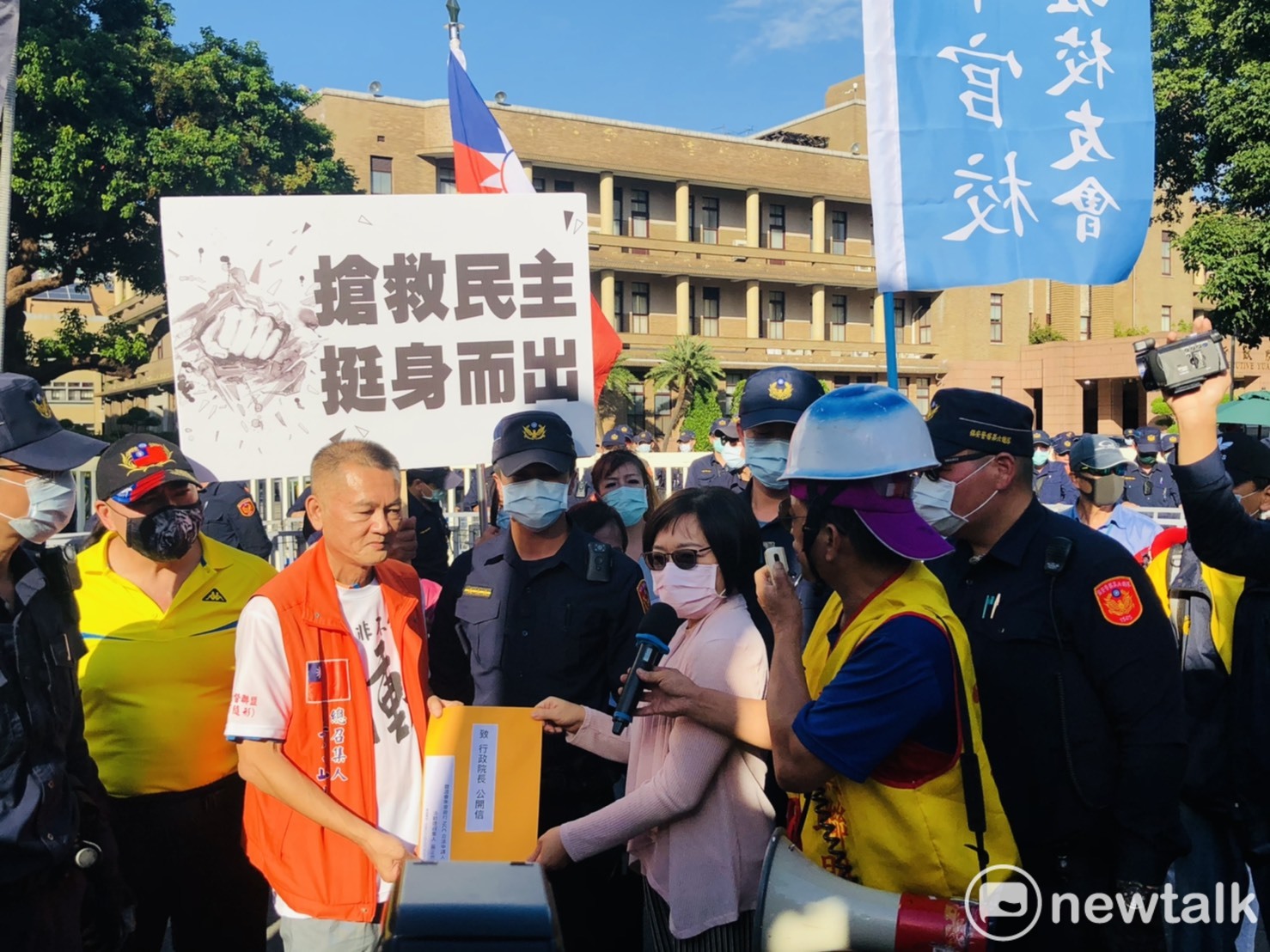部份抗議聽證會群眾下午轉往政院陳情 隨後再赴總統府