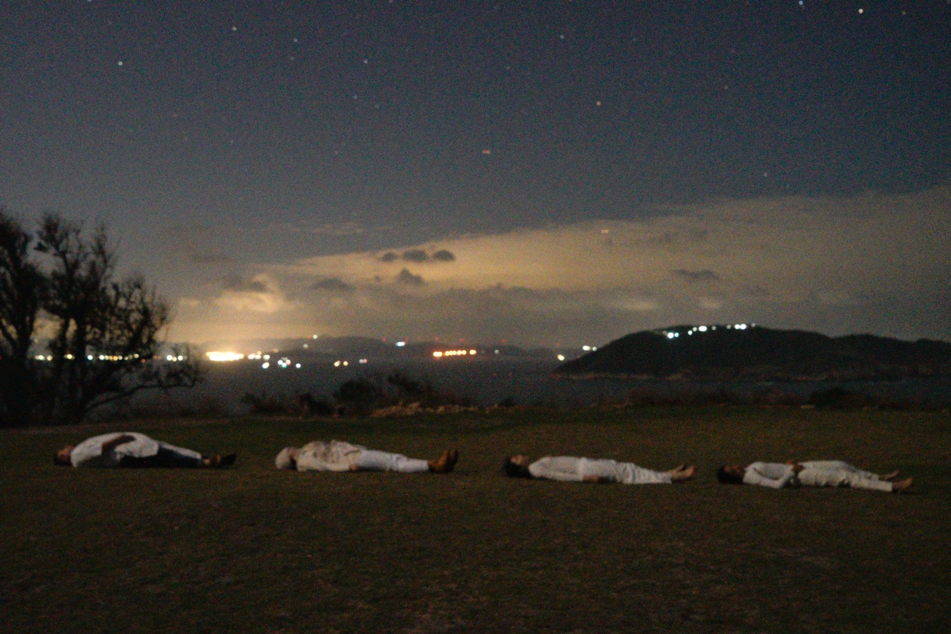 藝術家以星空為被大地為床,在自然環境中呈現藝文之美,不過,大坵島對面的中國黃岐的城市燈光和海面上的漁火對大坵暗空音樂會也造成干擾。 圖:張良一/攝 藝術家以星空為被大地為床,在自然環境中呈現藝文之美,不過,大坵島對面的中國黃岐的城市燈光和海面上的漁火對大坵暗空音樂會也造成干擾。 圖:張良一/攝
