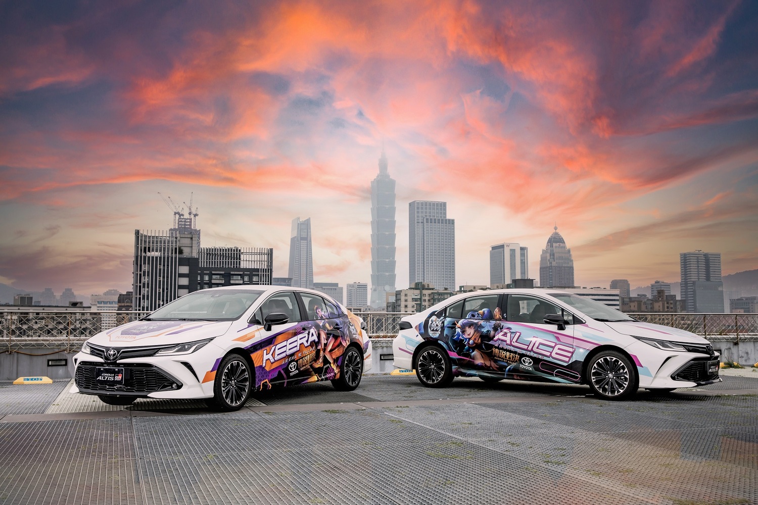以TOYOTA COROLLA ALTIS GR SPORT搭配萬聖節造型的綺蘿(左)與愛麗絲(右)等傳說對決英雄及最新造型打造最新款「Tone車」 圖:Garena/提供 以TOYOTA COROLLA ALTIS GR SPORT搭配萬聖節造型的綺蘿(左)與愛麗絲(右)等傳說對決英雄及最新造型打造最新款「Tone車」 圖:Garena/提供