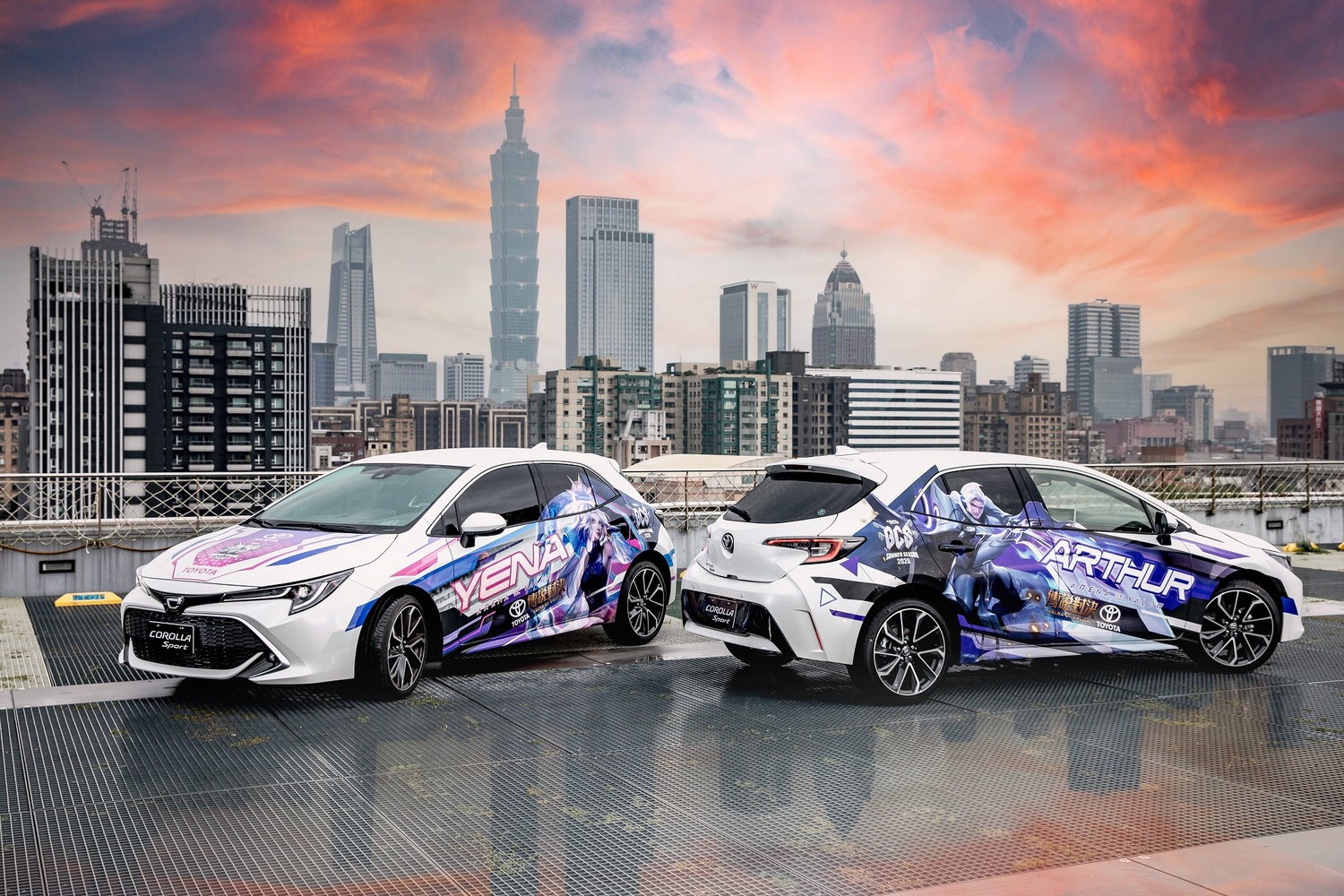 葉娜(左)及莫托斯(右)最新造型搭配TOYOTA COROLLA SPORT「Tone車」亮相,與粉絲同樂 圖:Garena/提供 葉娜(左)及莫托斯(右)最新造型搭配TOYOTA COROLLA SPORT「Tone車」亮相,與粉絲同樂 圖:Garena/提供
