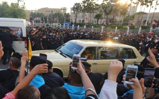 王后座車怎在抗議現場？泰反政示威活動爆遭設局