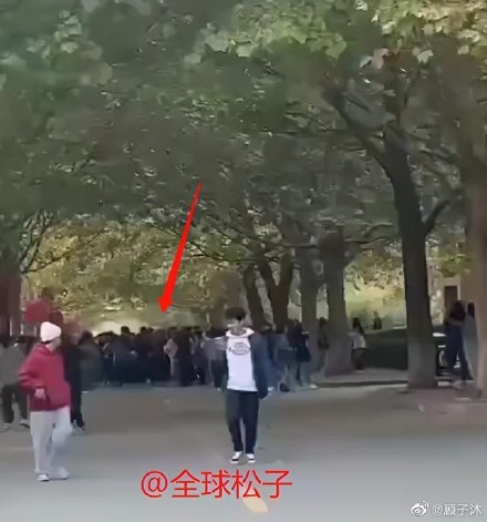 胡先煦現身大學校園宣傳新劇。 圖:翻攝自顧子沐微博 胡先煦現身大學校園宣傳新劇。 圖:翻攝自顧子沐微博