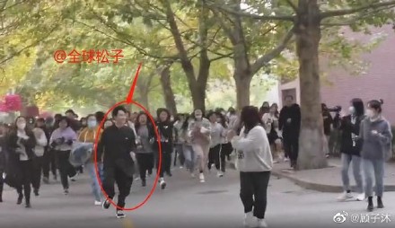 胡先煦被粉絲追著滿校園跑,被調侃像是喪屍入侵。 圖:翻攝自顧子沐微博 胡先煦被粉絲追著滿校園跑,被調侃像是喪屍入侵。 圖:翻攝自顧子沐微博