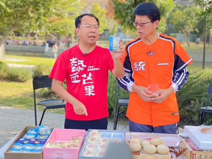 謝志忠(左)介紹豐原名產。 圖:取自謝志忠臉書 謝志忠(左)介紹豐原名產。 圖:取自謝志忠臉書
