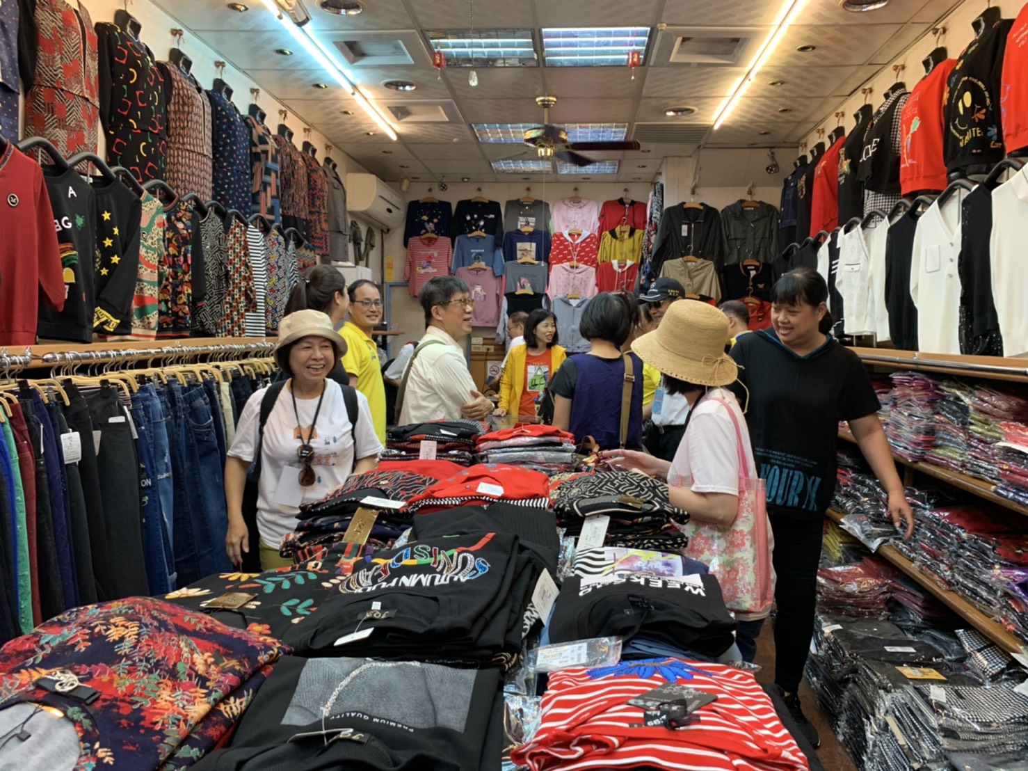 大家逛到傳統服飾店超開心。 主辦單位/提供 大家逛到傳統服飾店超開心。 主辦單位/提供