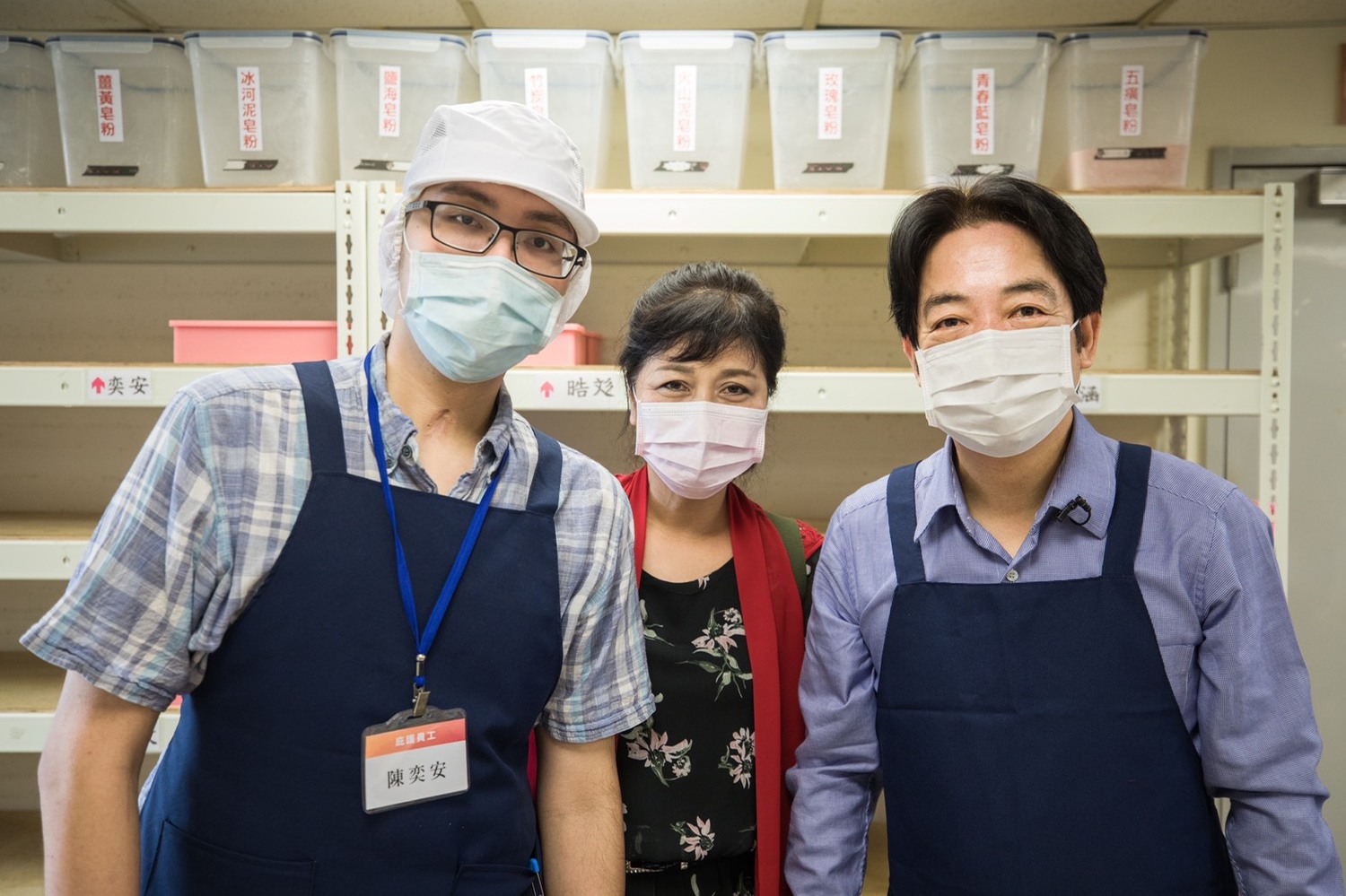 攜手完成「不可能的事」  賴清德做手工皂鼓勵庇護工廠永續經營