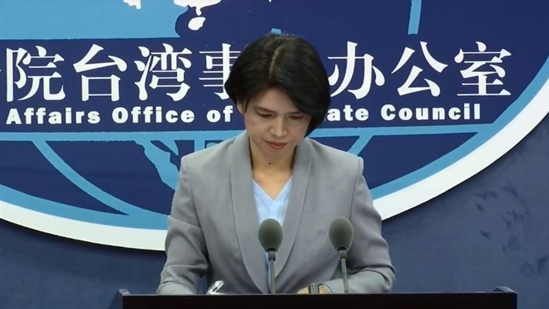 被問兩岸戰爭 中共發言人腦袋卡30秒 他笑 : 機器人當機了!