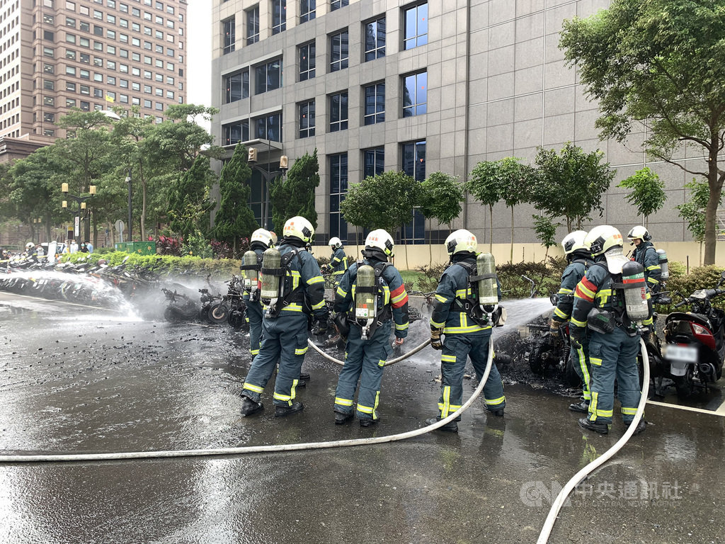 台北市信義商圈火警 32輛機車受損