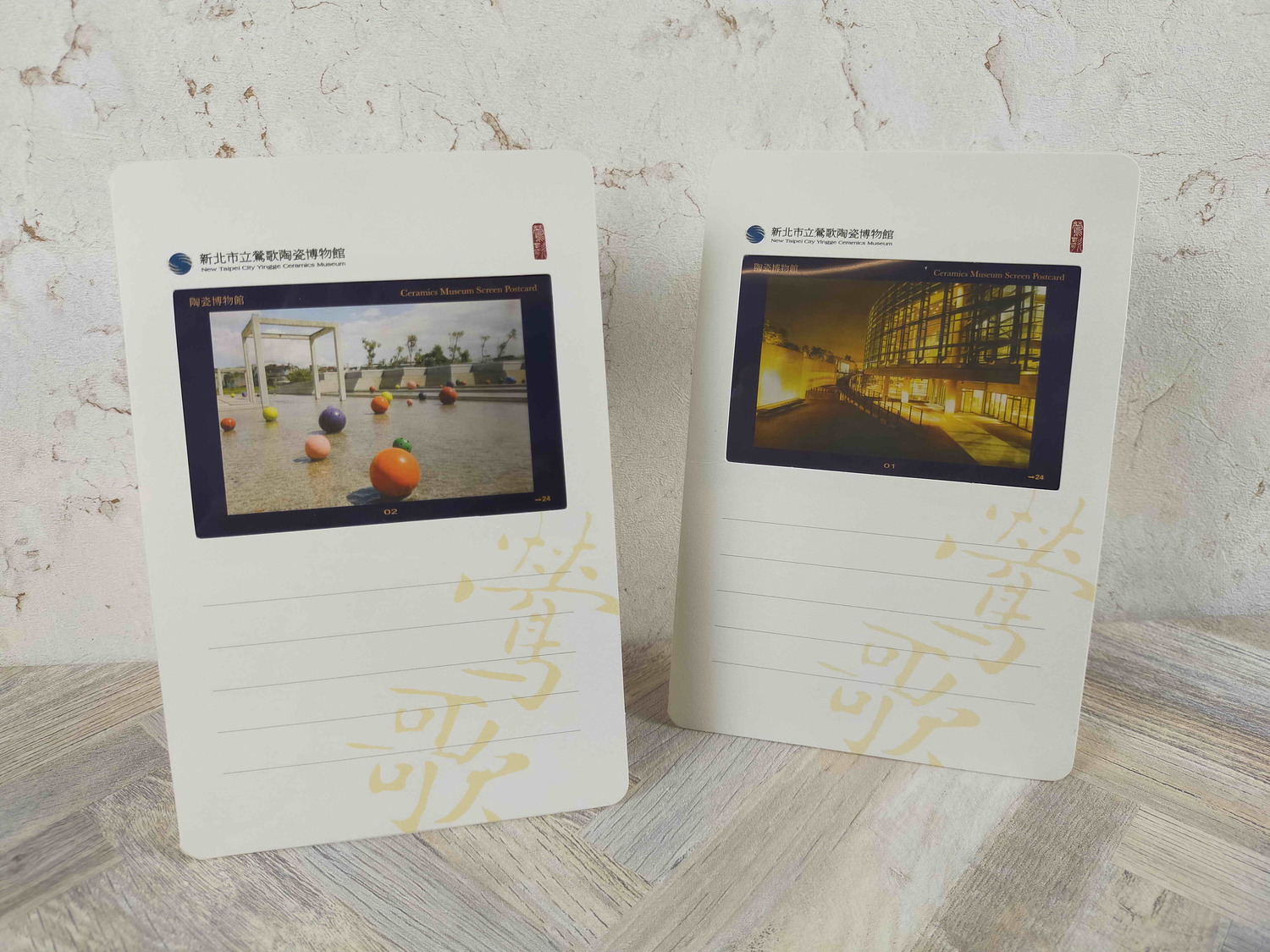 展覽期間,民眾在任一間展館或陶博館打卡,設定公開並寫下「#2020衛星展」,就能到陶博館兌換精美「陶博幻燈片名信片」。 圖:鶯歌陶博館提供 展覽期間,民眾在任一間展館或陶博館打卡,設定公開並寫下「#2020衛星展」,就能到陶博館兌換精美「陶博幻燈片名信片」。 圖:鶯歌陶博館提供