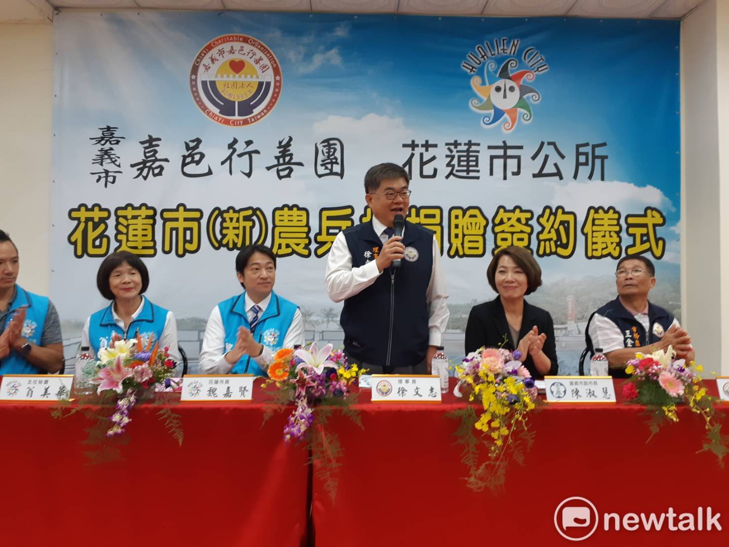 徐文志(右三)表示,現階段的任務是專心把嘉邑行善團理事長的角色扮演好。 圖:蔡坤龍/攝 徐文志(右三)表示,現階段的任務是專心把嘉邑行善團理事長的角色扮演好。 圖:蔡坤龍/攝
