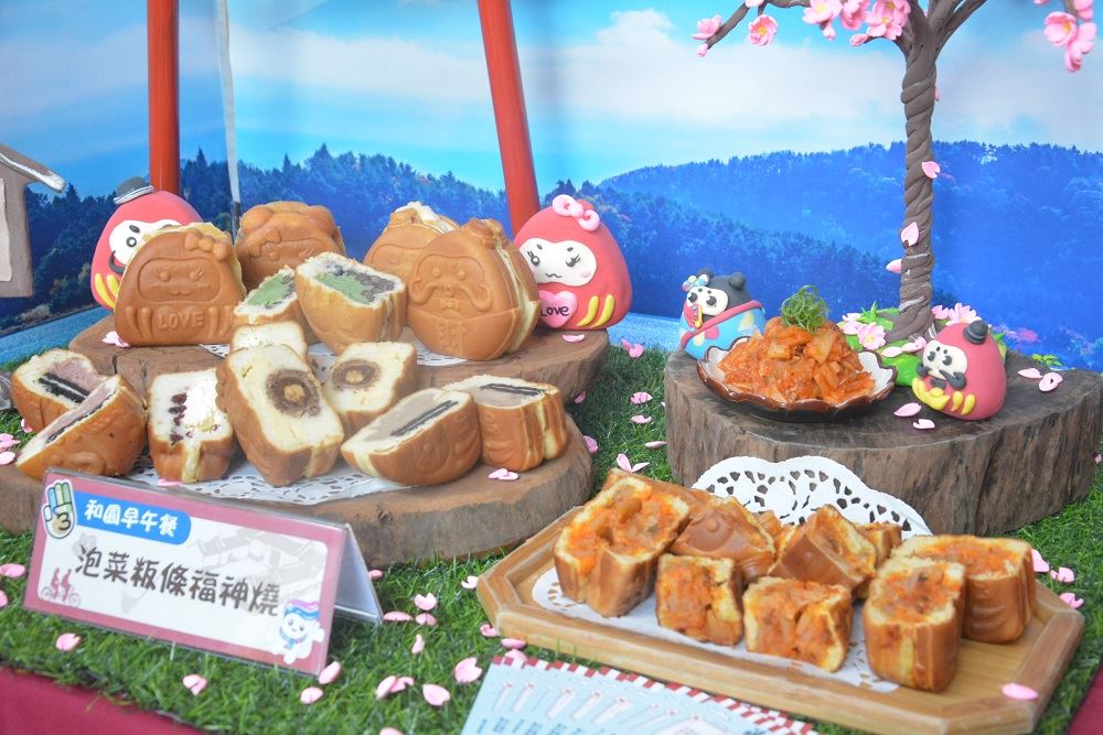 本次粄條文化節,聚集不同的異國美食,進行料理競賽。(圖為泡菜粄條福神燒) 圖:取自屏東縣政府網站 本次粄條文化節,聚集不同的異國美食,進行料理競賽。(圖為泡菜粄條福神燒) 圖:取自屏東縣政府網站