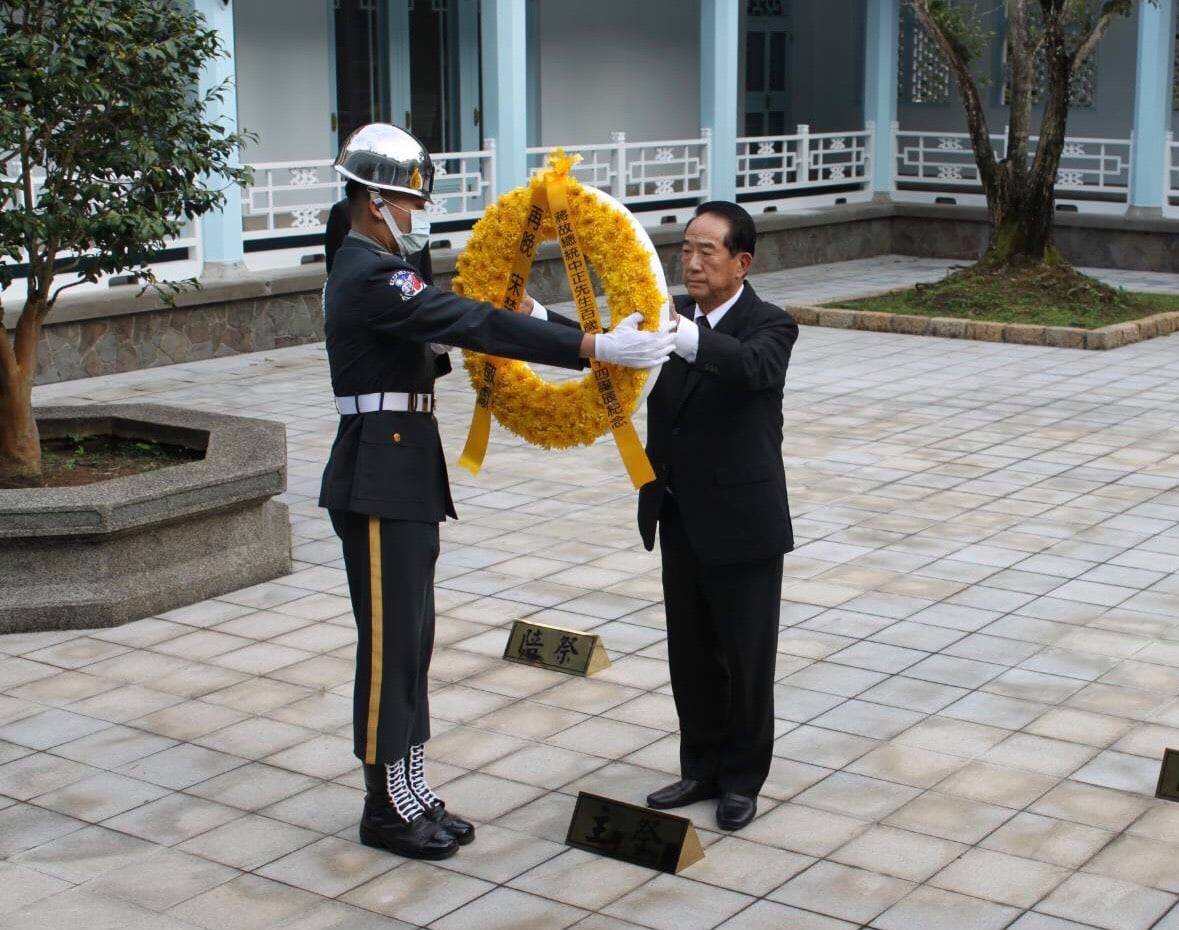宋楚瑜赴慈湖紀念蔣介石 圖:擷取自臉書 宋楚瑜赴慈湖紀念蔣介石 圖:擷取自臉書
