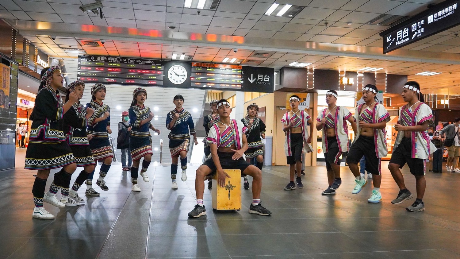 10餘名身著布農族傳統服飾的南投縣立民和國中學生,演唱著特別編曲的布農族傳統歌謠。 參山處/提供 10餘名身著布農族傳統服飾的南投縣立民和國中學生,演唱著特別編曲的布農族傳統歌謠。 參山處/提供