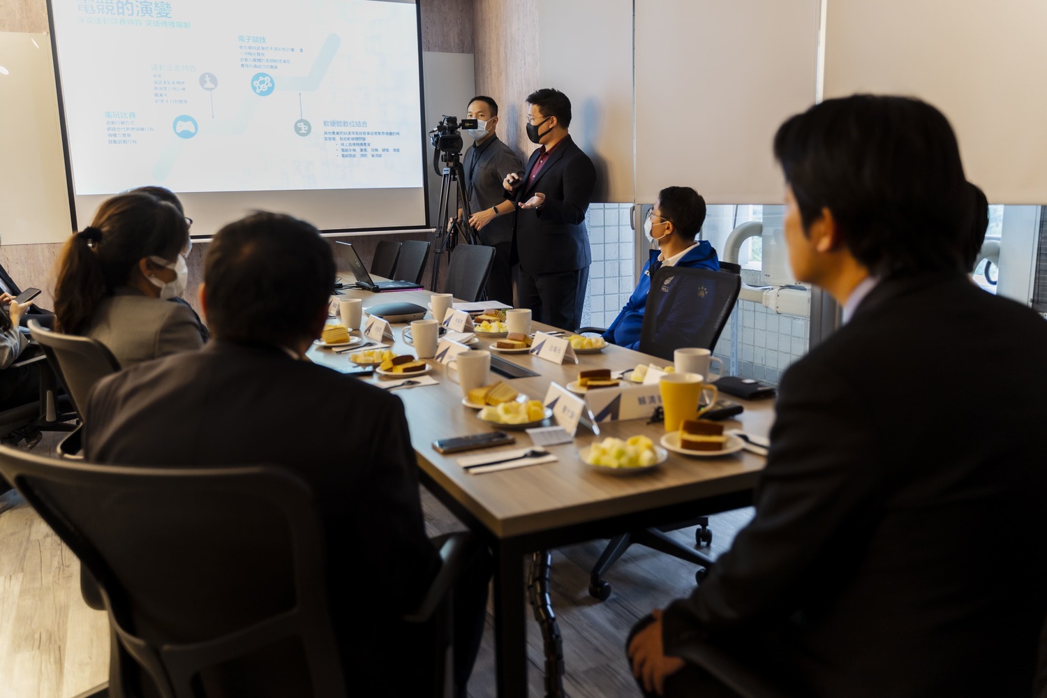 TESL執行長白瑞元為副總統賴清德與電競產業人士進行台灣電競產業發展簡報 圖:TESL/提供