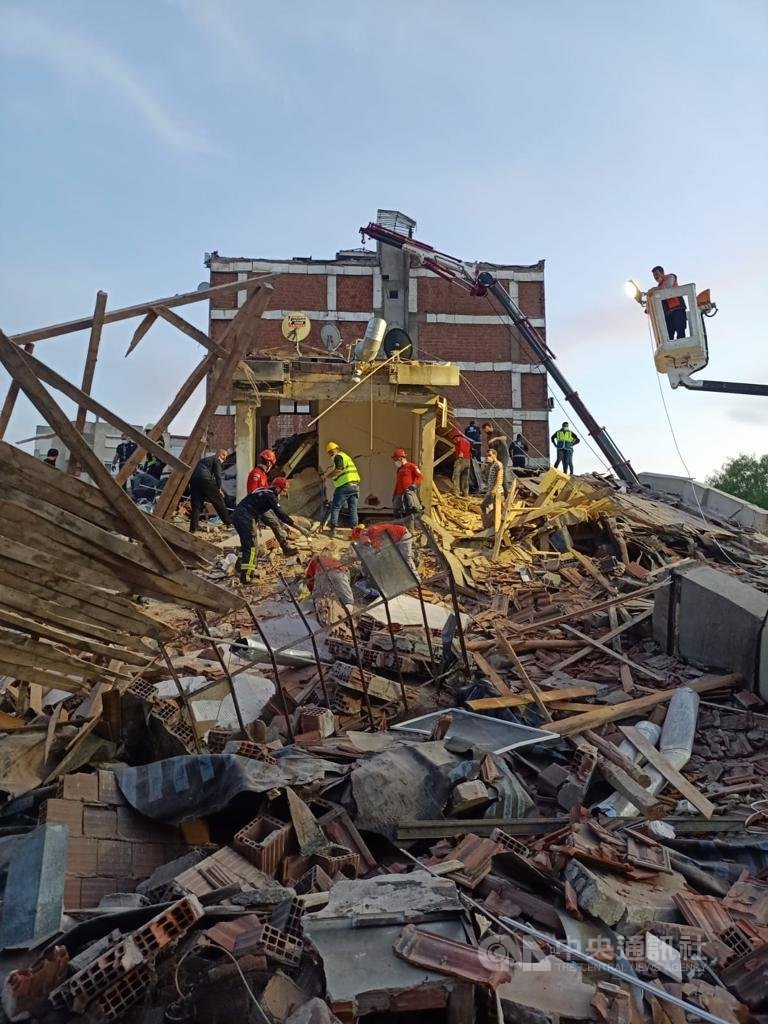 愛琴海地區30日發生規模7.0強震後,伊斯坦堡志工團體「搜救協會」(AKUT)在伊茲米爾省政府協調中心倒塌建物執行任務。(AKUT提供) 愛琴海地區30日發生規模7.0強震後,伊斯坦堡志工團體「搜救協會」(AKUT)在伊茲米爾省政府協調中心倒塌建物執行任務。(AKUT提供)