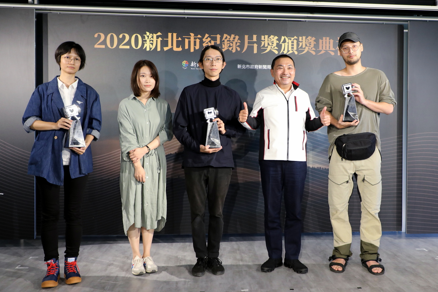 新北市長侯友宜頒獎給「2020新北市紀錄片獎」前三名得主。 圖:新北市新聞局提供 新北市長侯友宜頒獎給「2020新北市紀錄片獎」前三名得主。 圖:新北市新聞局提供