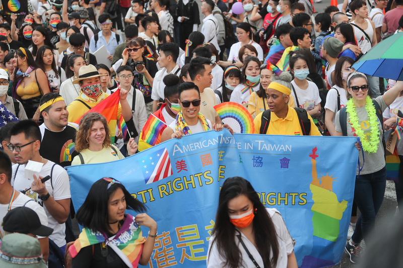 2020第18屆台灣同志遊行31日下午在台北市政府前廣場登場,美國在台協會(AIT)也加入遊行隊伍,以具體行動支持台灣推動多元性別平權。 圖:中央社 2020第18屆台灣同志遊行31日下午在台北市政府前廣場登場,美國在台協會(AIT)也加入遊行隊伍,以具體行動支持台灣推動多元性別平權。 圖:中央社