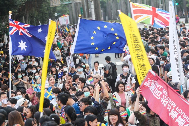 2020第18屆台灣同志遊行31日下午在台北市政府前廣場登場,主題為「成人之美」,部分國家駐台機構也參與響應,揮舞國旗加入遊行行列。 圖:中央社 2020第18屆台灣同志遊行31日下午在台北市政府前廣場登場,主題為「成人之美」,部分國家駐台機構也參與響應,揮舞國旗加入遊行行列。 圖:中央社