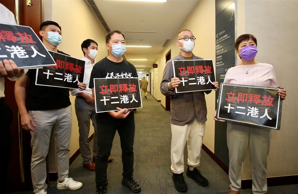 香港泛民主派立法會議員胡志偉(前左2)、黃碧雲(右1)等人1日清晨被港警拘捕。 (圖取自facebook.com/chiwaioffice) 香港泛民主派立法會議員胡志偉(前左2)、黃碧雲(右1)等人1日清晨被港警拘捕。 (圖取自facebook.com/chiwaioffice)