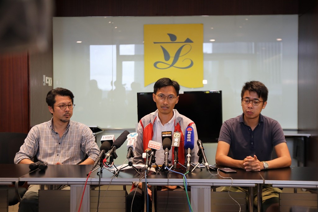 香港泛民主派立法會剛卸任的前議員朱凱迪(中)等人1日清晨被港警拘捕。 (圖取自facebook.com/chuhoidick) 香港泛民主派立法會剛卸任的前議員朱凱迪(中)等人1日清晨被港警拘捕。 (圖取自facebook.com/chuhoidick)
