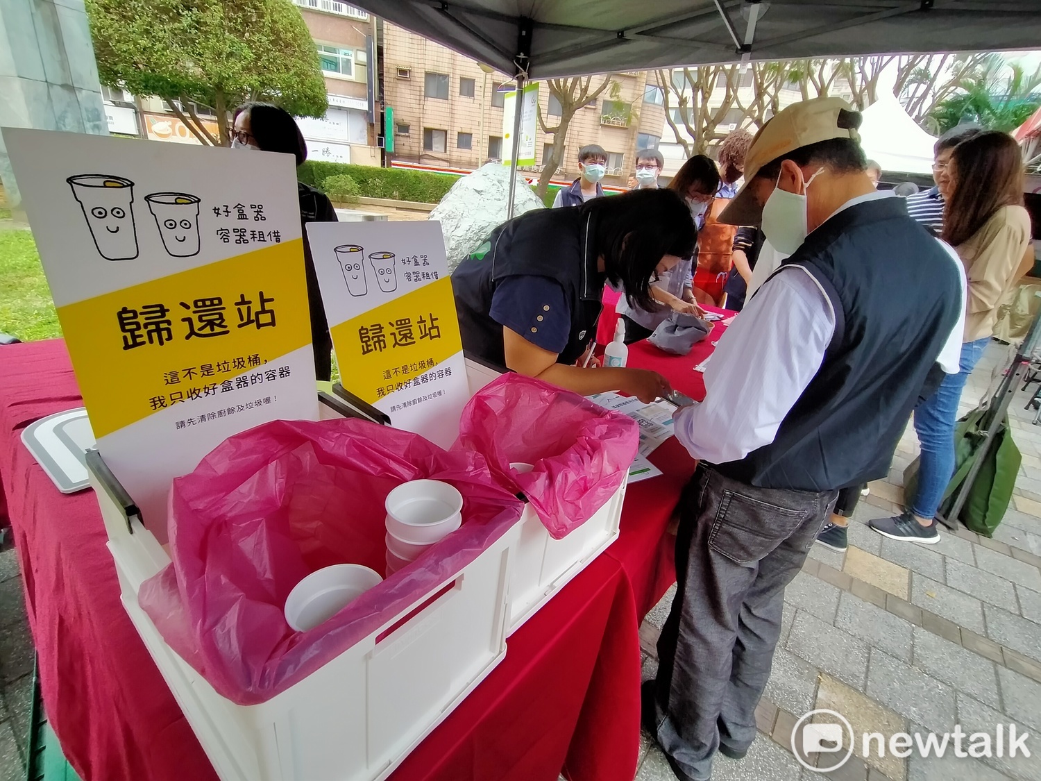 民眾只要透過Line手機綁定後,可於合作店家免費借用環保容器。 圖:林昀真/攝 民眾只要透過Line手機綁定後,可於合作店家免費借用環保容器。 圖:林昀真/攝