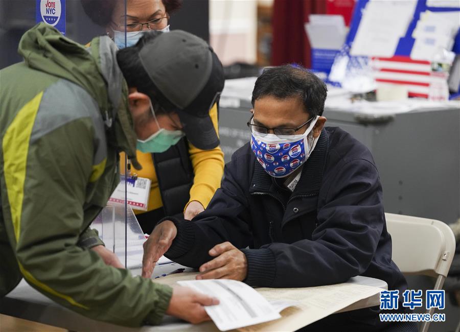 美國總統大選,選務人員替選民講解相關事項。 圖:翻攝自新華網 美國總統大選,選務人員替選民講解相關事項。 圖:翻攝自新華網