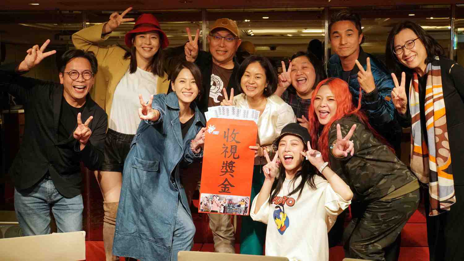 《我的婆婆怎麼那麼可愛》主創團隊、演員群與收視獎金大紅包合影。 圖:公視/提供 《我的婆婆怎麼那麼可愛》主創團隊、演員群與收視獎金大紅包合影。 圖:公視/提供