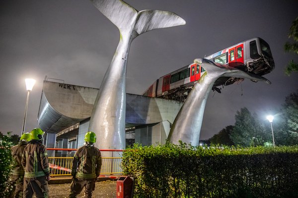 列車爆衝出軌懸半空 車頭停在「鯨魚尾巴」設計者驚嘆：簡直藝術品