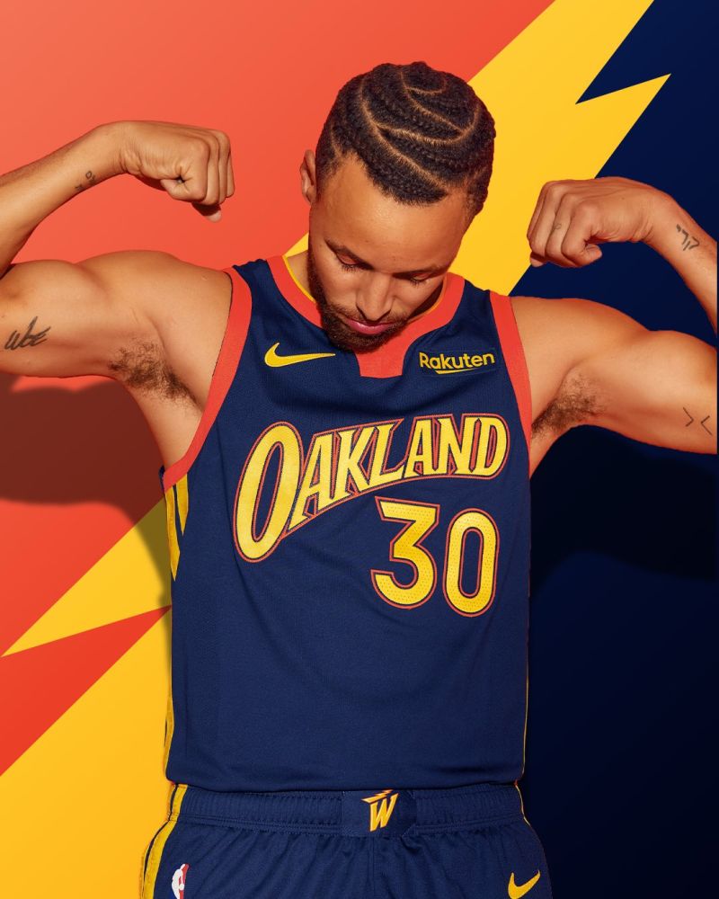 NBA／柯瑞展示新球衣　連聯盟主席都看好勇士回歸爭冠