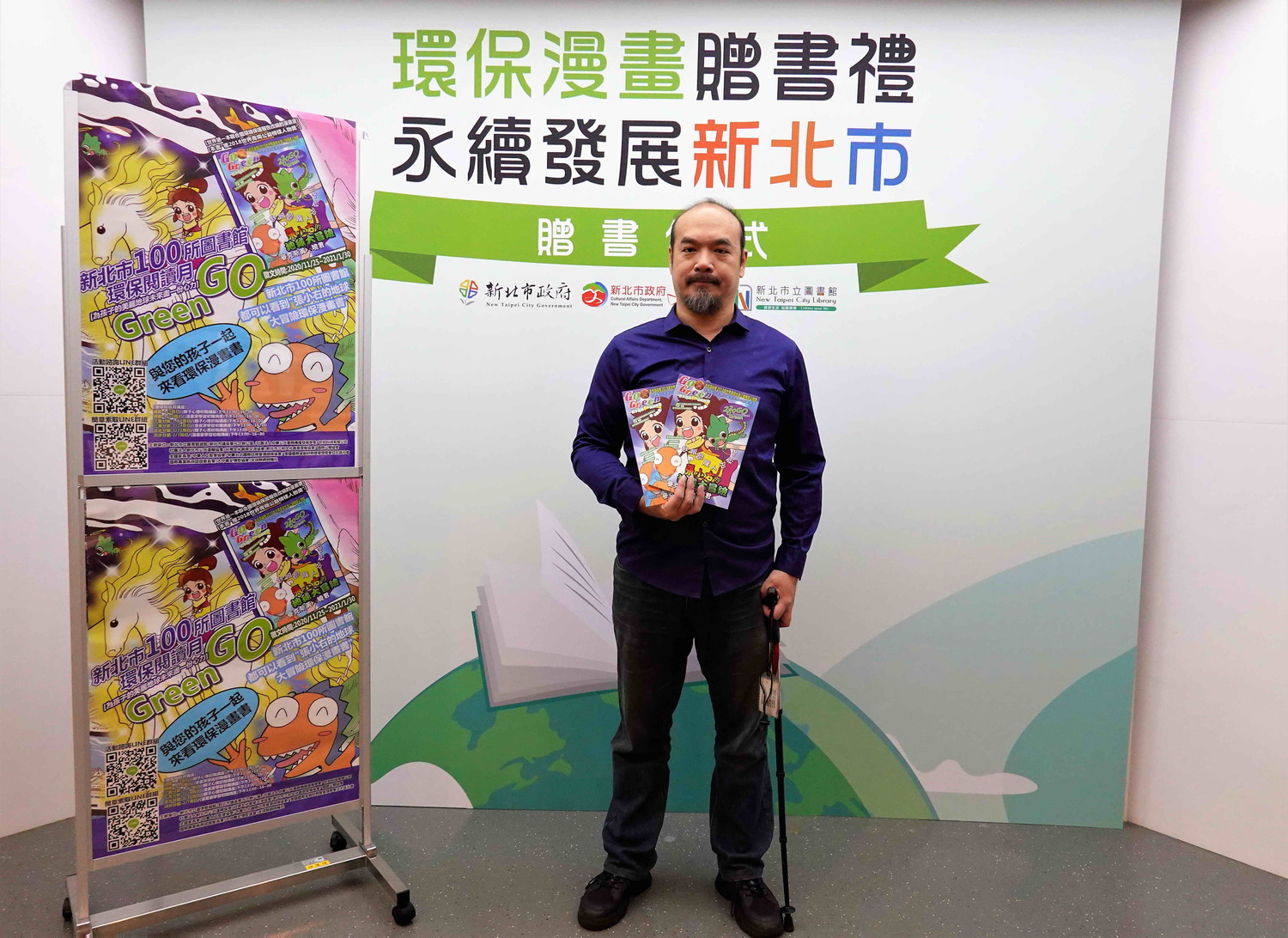 環保公益漫畫家黃志湧雖中風行動不便,仍不忘公益,贈送 100冊自己創作的「世界第一本聯合國環保報告知識漫畫」給新北市立圖書館。 圖:王峻昌/攝 環保公益漫畫家黃志湧雖中風行動不便,仍不忘公益,贈送 100冊自己創作的「世界第一本聯合國環保報告知識漫畫」給新北市立圖書館。 圖:王峻昌/攝