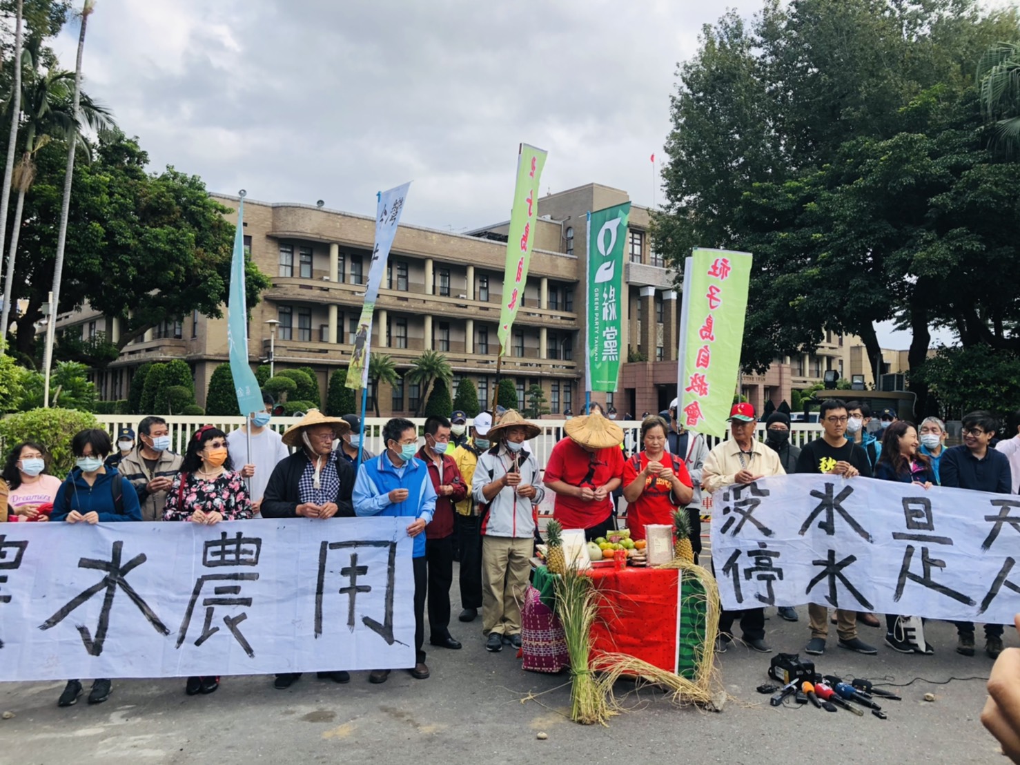 農民在抗議發言前先由政大教授徐世榮和台灣農村陣線前理事長洪箱舉行插香議式。 圖:謝莉慧/攝 農民在抗議發言前先由政大教授徐世榮和台灣農村陣線前理事長洪箱舉行插香議式。 圖:謝莉慧/攝