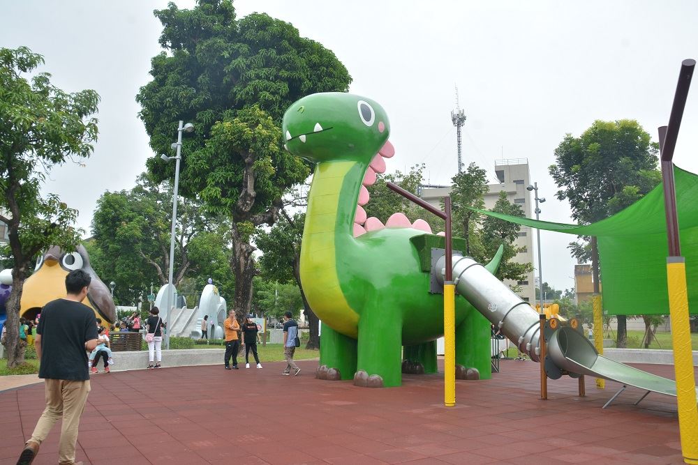 恐龍造型溜滑梯 圖:取自屏東縣政府網站 恐龍造型溜滑梯 圖:取自屏東縣政府網站