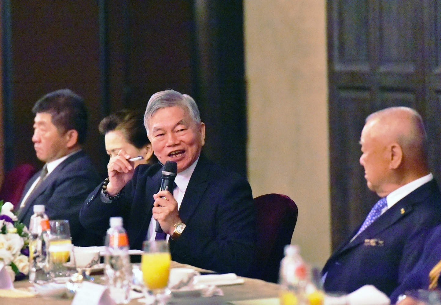 行政院發言人羅秉成今(26)日表示,行政院副院長沈榮津(中)前曾以電話向工商協進會理事長林伯豐致意,就民間團體願意協助購買疫苗捐贈政府一事交換意見。(資料照片) 圖:行政院提供 行政院發言人羅秉成今(26)日表示,行政院副院長沈榮津(中)前曾以電話向工商協進會理事長林伯豐致意,就民間團體願意協助購買疫苗捐贈政府一事交換意見。(資料照片) 圖:行政院提供