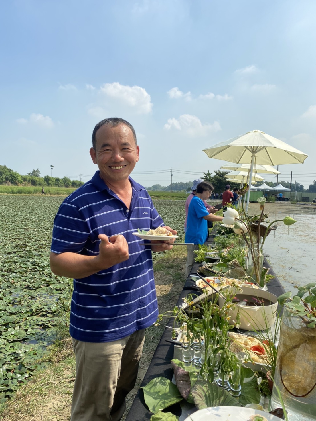農場主人林丙火說,11月採收的菱角最好吃! 圖:曾郡秋/攝 農場主人林丙火說,11月採收的菱角最好吃! 圖:曾郡秋/攝