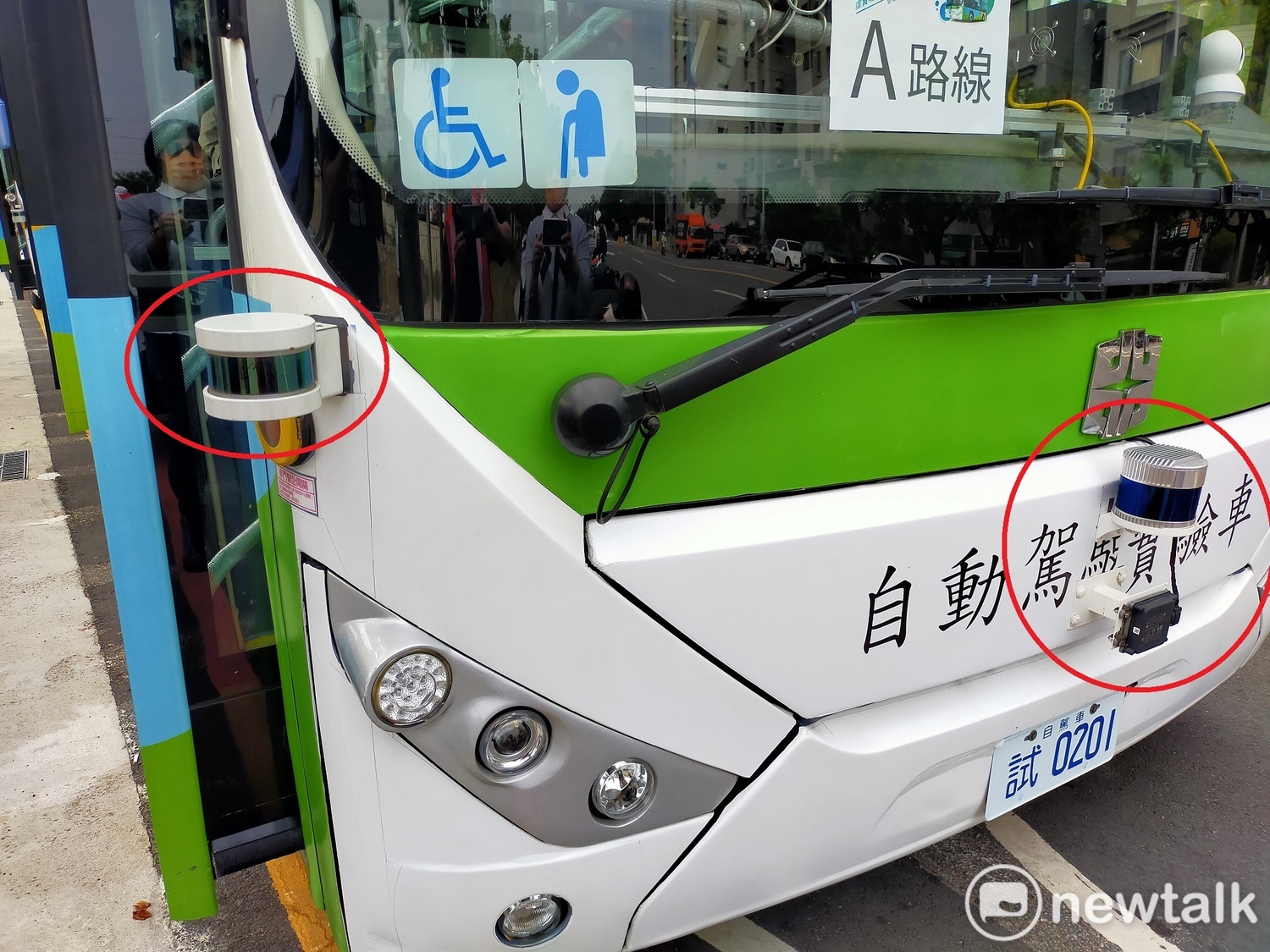 自駕巴士周邊有光達與雷達以便偵測各種突發狀況。 唐復年/攝 自駕巴士周邊有光達與雷達以便偵測各種突發狀況。 唐復年/攝