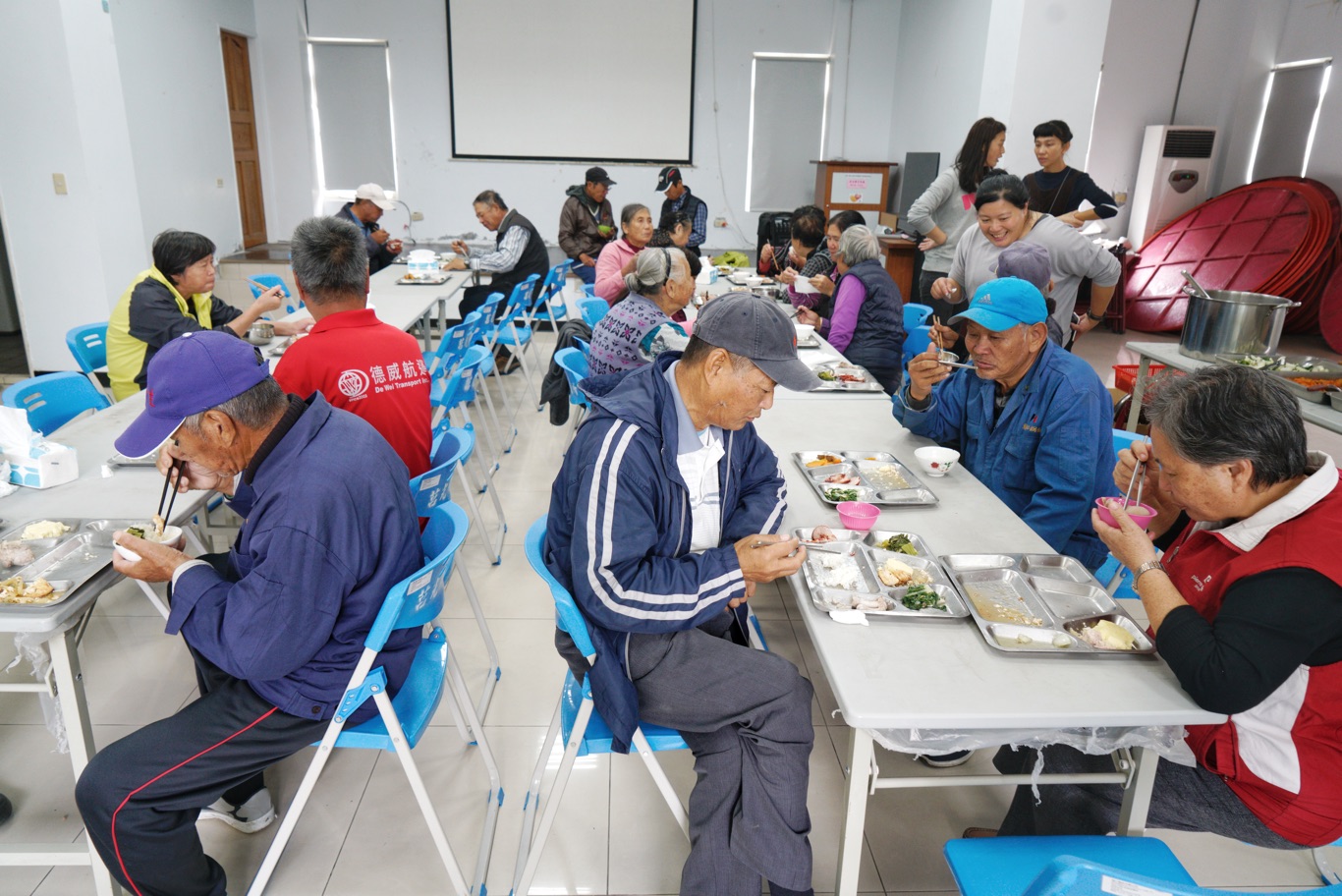 東莒社區發展協會舉辦的老人共餐活動,在「關島」期間如常進行。老人家不受天候影響,出席踴躍,和老兄弟、姊妹淘共食,熱鬧相聚。 圖:張良一/攝 東莒社區發展協會舉辦的老人共餐活動,在「關島」期間如常進行。老人家不受天候影響,出席踴躍,和老兄弟、姊妹淘共食,熱鬧相聚。 圖:張良一/攝