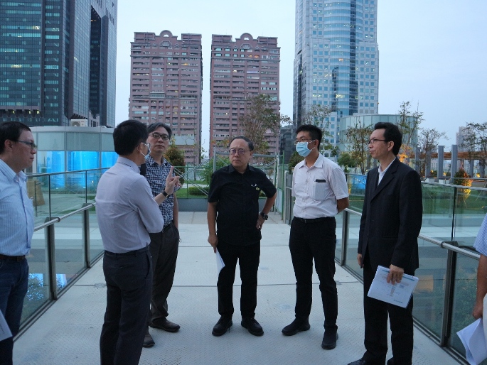 史哲(左三)是市總圖文創會館的催生者。 圖:高雄市政府/提供 史哲(左三)是市總圖文創會館的催生者。 圖:高雄市政府/提供