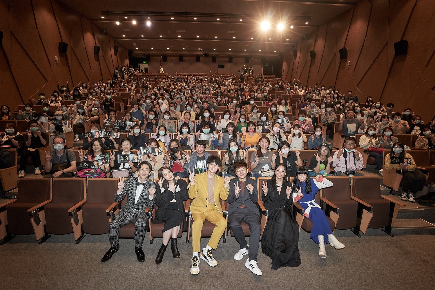 閉幕片《訪客》滿場觀眾,演員陳漢典(第一排左起)、林映唯、張軒睿、導演蔡佳穎、演員高慧君、姚愛寗。 圖:高雄電影節/提供 閉幕片《訪客》滿場觀眾,演員陳漢典(第一排左起)、林映唯、張軒睿、導演蔡佳穎、演員高慧君、姚愛寗。 圖:高雄電影節/提供
