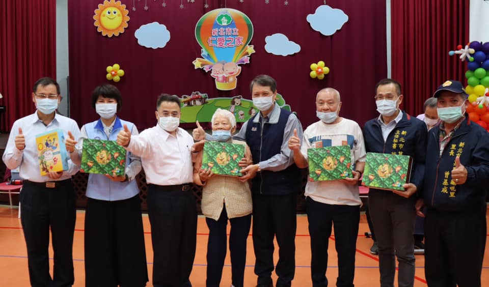 勞工局長陳瑞嘉 (右四)、新北市議員白珮茹 (左二)等人與長者合影。 圖:新北市勞工局提供 勞工局長陳瑞嘉 (右四)、新北市議員白珮茹 (左二)等人與長者合影。 圖:新北市勞工局提供