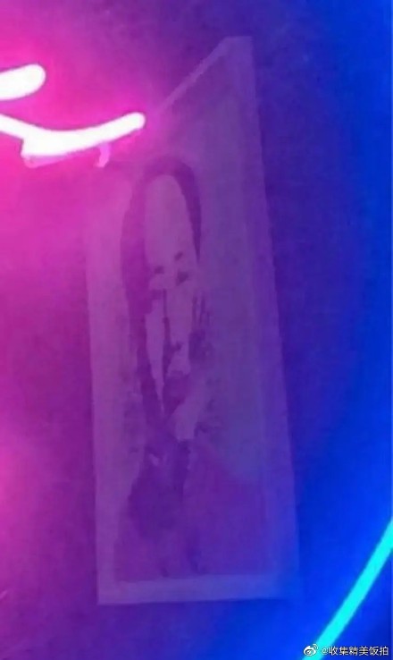 照片中是毛澤東臉上帶有巴掌印的掛畫。 圖:翻攝自微博 照片中是毛澤東臉上帶有巴掌印的掛畫。 圖:翻攝自微博