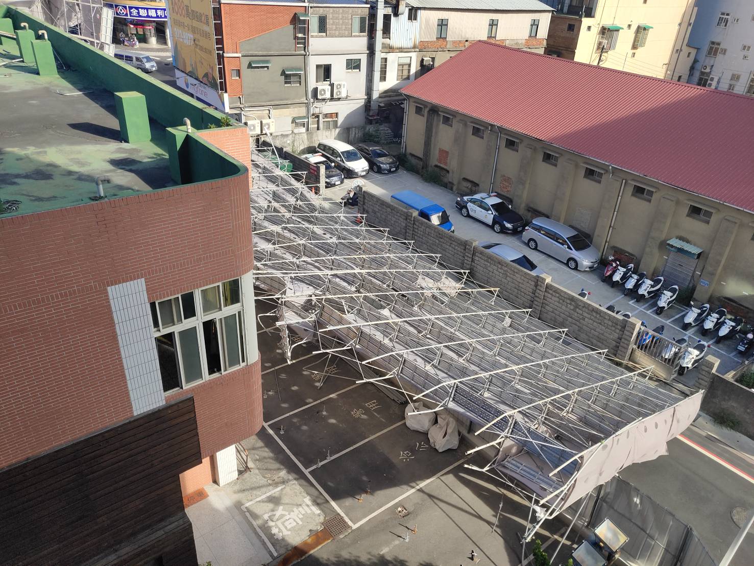受強大風力吹拂關係,桃園市蘆竹分局新建工程外圍鷹架下午突然發生倒塌意外。 圖:林昀真/翻攝 受強大風力吹拂關係,桃園市蘆竹分局新建工程外圍鷹架下午突然發生倒塌意外。 圖:林昀真/翻攝