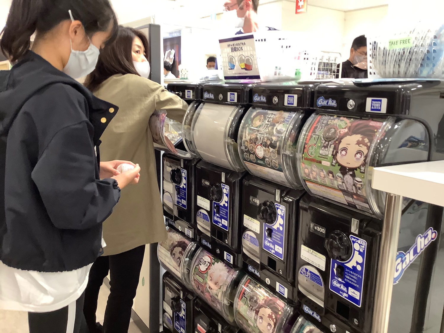 丸井百貨特設鬼滅會場，匯集各式鬼滅周邊商品。 圖：劉黎兒/攝影