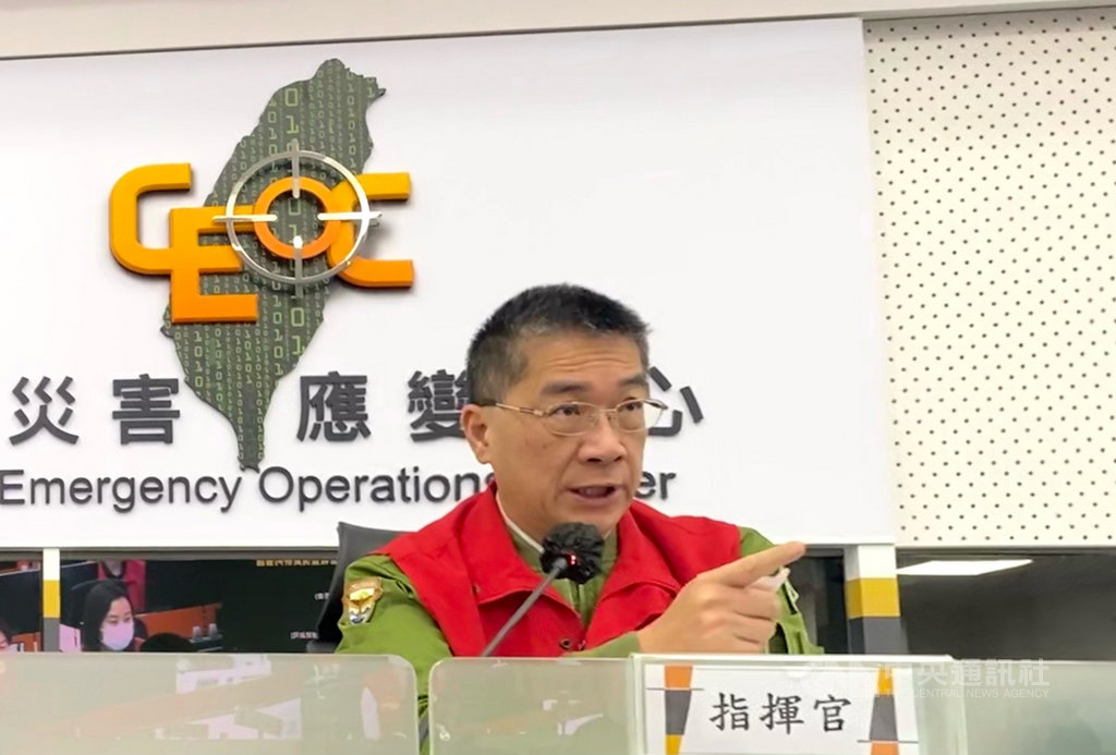 輕度颱風閃電漸遠離台灣,中央災害應變中心7日上午召開第7次工作會報,指揮官、內政部長徐國勇(圖)表示,仍要注意帶來強陣風等狀況,尤其有民眾從事山區、水上活動更要注意安全。 輕度颱風閃電漸遠離台灣,中央災害應變中心7日上午召開第7次工作會報,指揮官、內政部長徐國勇(圖)表示,仍要注意帶來強陣風等狀況,尤其有民眾從事山區、水上活動更要注意安全。