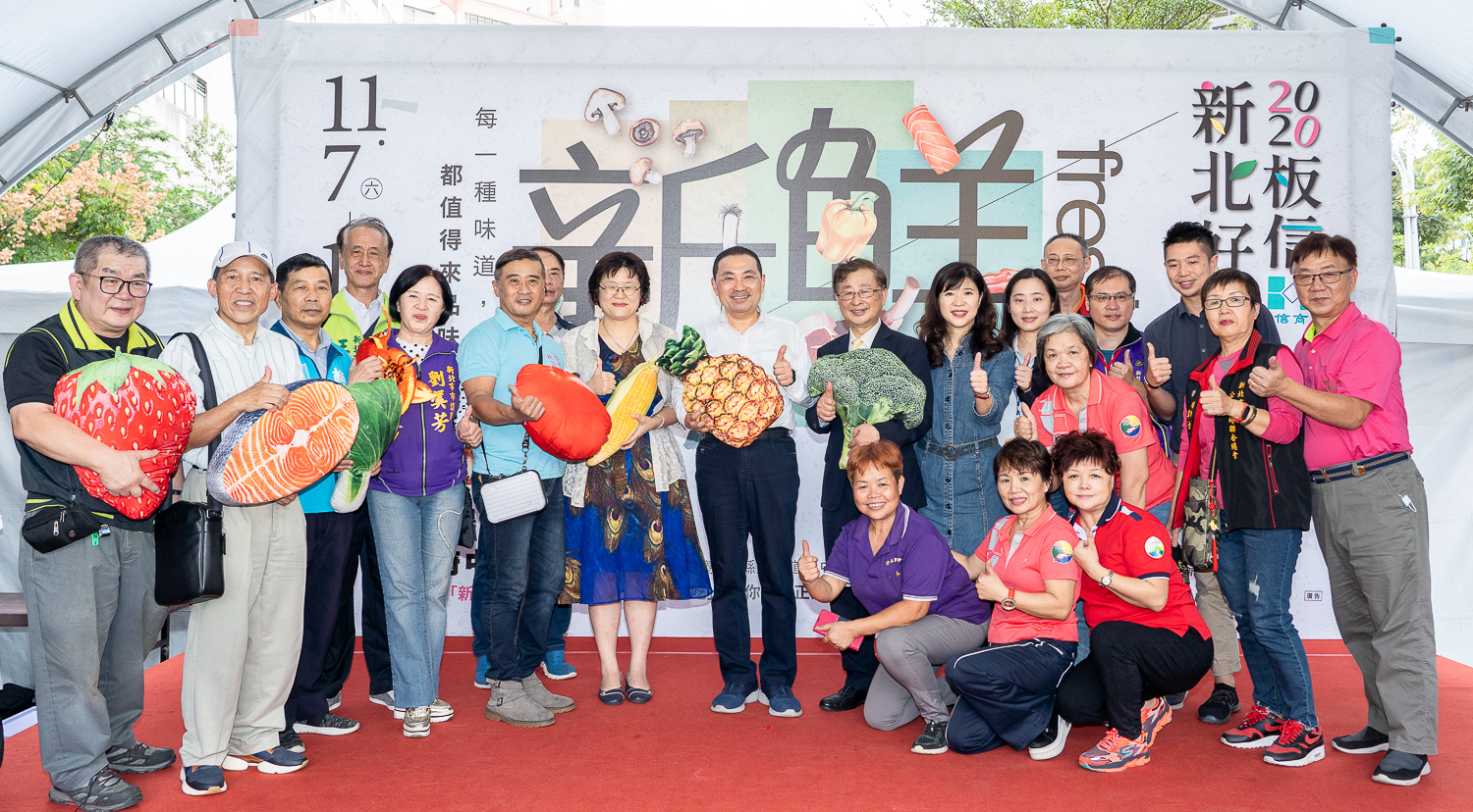 「2020板信新北好市節」邀集新北各區公有市場共36攤一同展售,現場人潮洶湧。 圖:新北市經發局市場處提供 「2020板信新北好市節」邀集新北各區公有市場共36攤一同展售,現場人潮洶湧。 圖:新北市經發局市場處提供