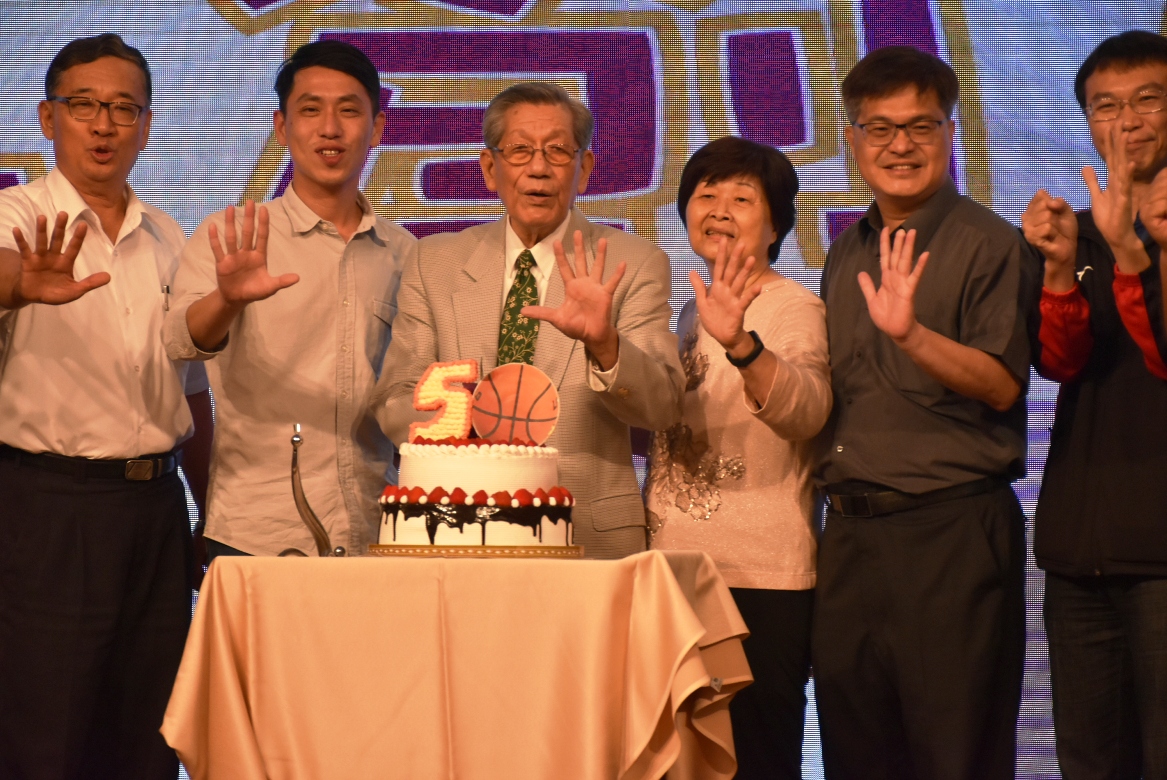 高雄市七賢籃球成立50周年慶 500子弟兵回娘家與「姥姥」劉錦池團聚