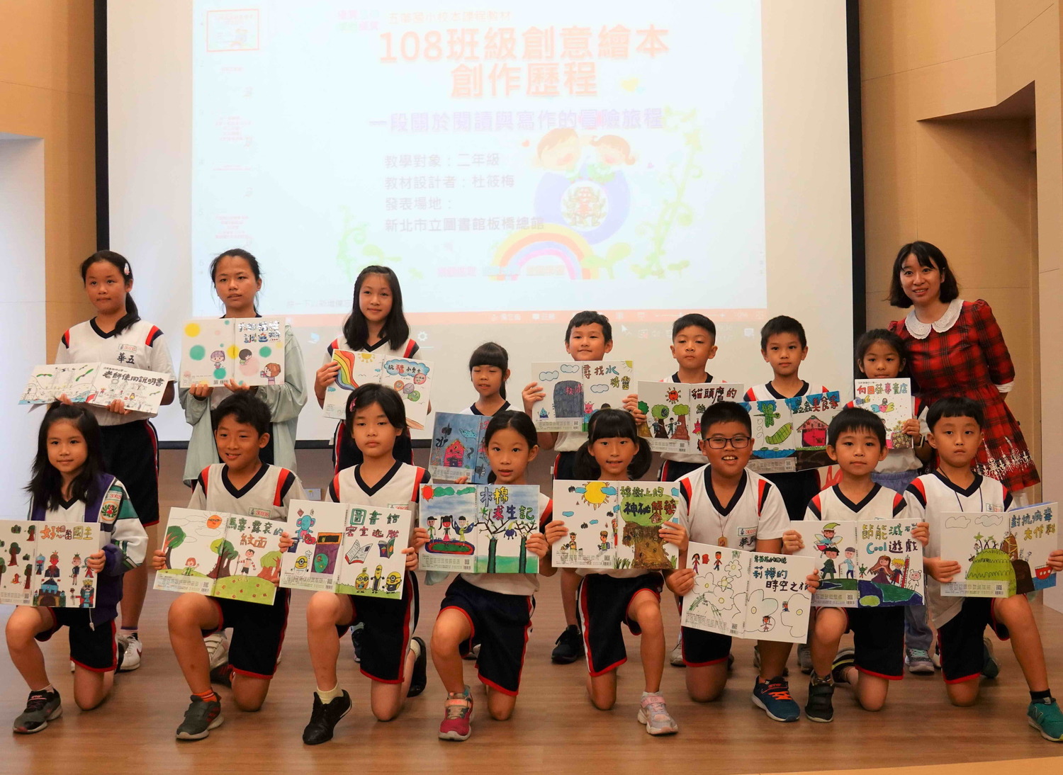 五華國小學童創作16本繪本故事故事,各具不同特色。 圖:王峻昌/攝 五華國小學童創作16本繪本故事故事,各具不同特色。 圖:王峻昌/攝