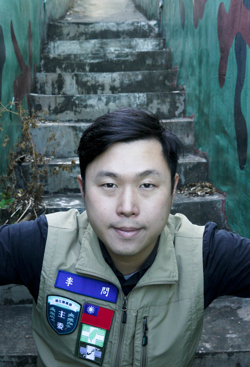 李問經常穿著一件繡著中華民國旗和民進黨旗的綠色背心穿梭在島際間跑行程,試圖呈現民進黨的不同格局,讓更多的中間選民支持民進黨。 圖:張良一/攝 李問經常穿著一件繡著中華民國旗和民進黨旗的綠色背心穿梭在島際間跑行程,試圖呈現民進黨的不同格局,讓更多的中間選民支持民進黨。 圖:張良一/攝