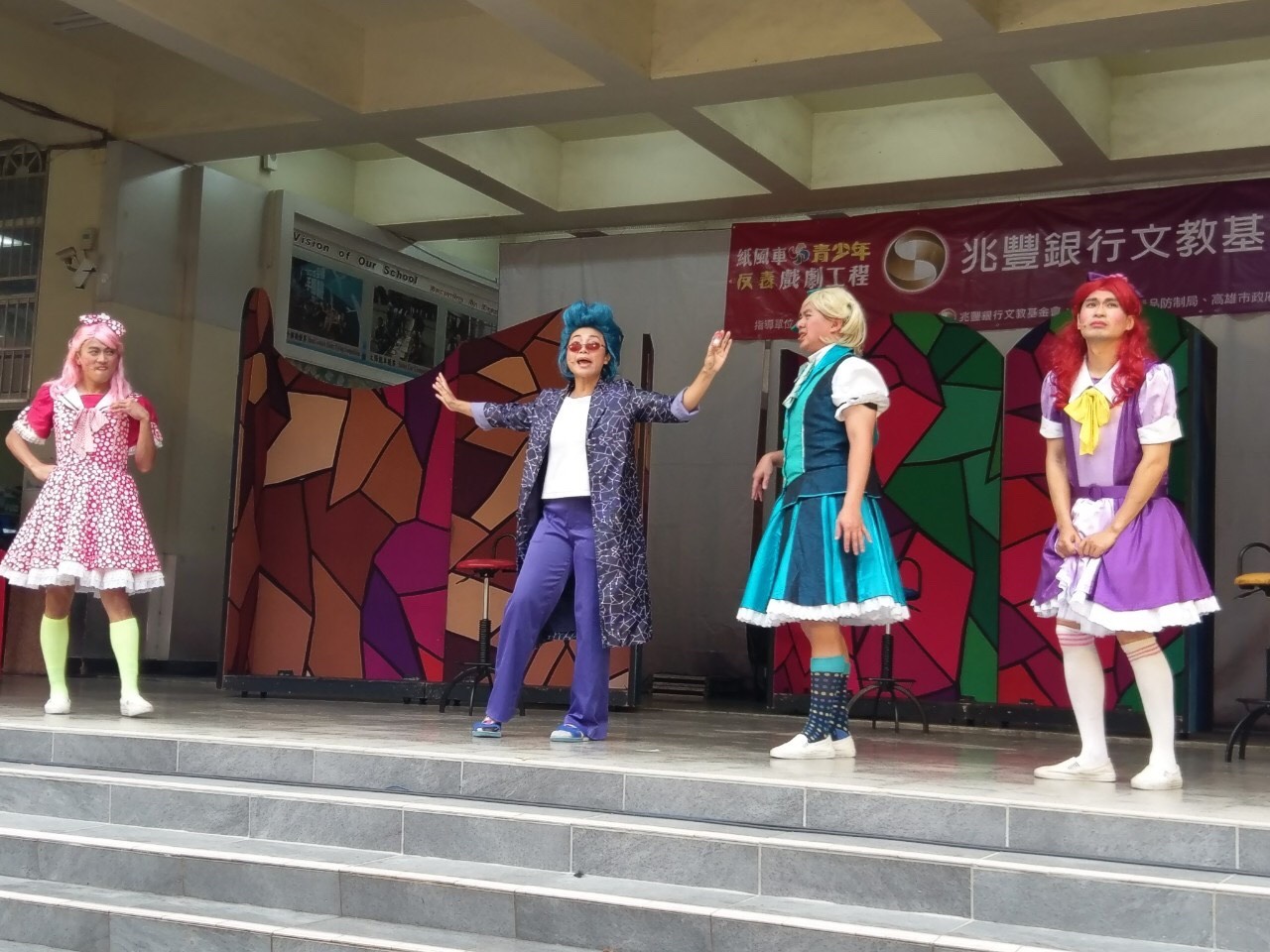 紙風車文教基金會演出反毒戲劇「拯救浮士德」,杜絕毒品進入校園。 圖:紙風車文教基金會/提供 紙風車文教基金會演出反毒戲劇「拯救浮士德」,杜絕毒品進入校園。 圖:紙風車文教基金會/提供