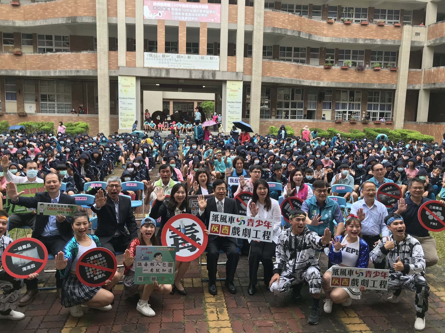 9日上午於青年國中的首演順利落幕,上千位師生共同參與。 圖:紙風車文教基金會/提供 9日上午於青年國中的首演順利落幕,上千位師生共同參與。 圖:紙風車文教基金會/提供